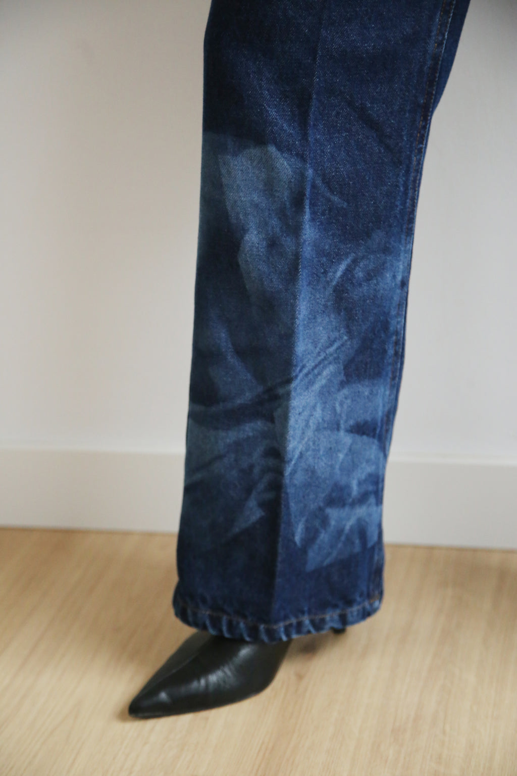 Pantalon Wide Leg, denim oscuro, grabado láser.