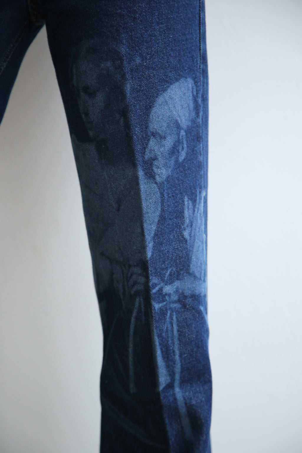 Pantalon Wide Leg, denim oscuro, grabado láser.