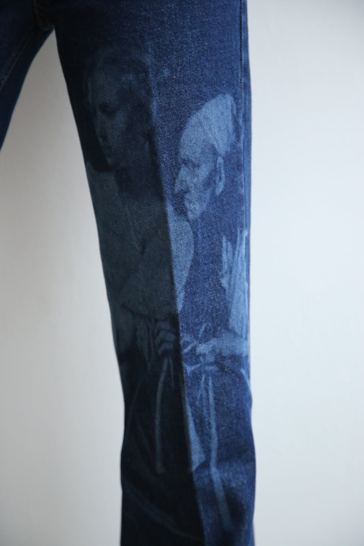 Pantalon Wide Leg, denim oscuro, grabado láser.