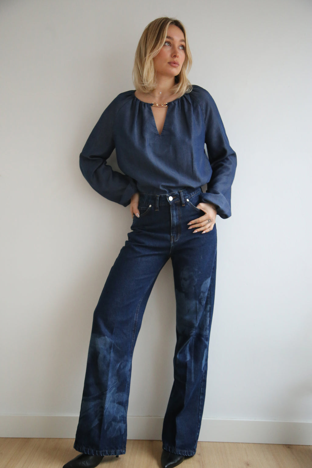 Pantalon Wide Leg, denim oscuro, grabado láser.