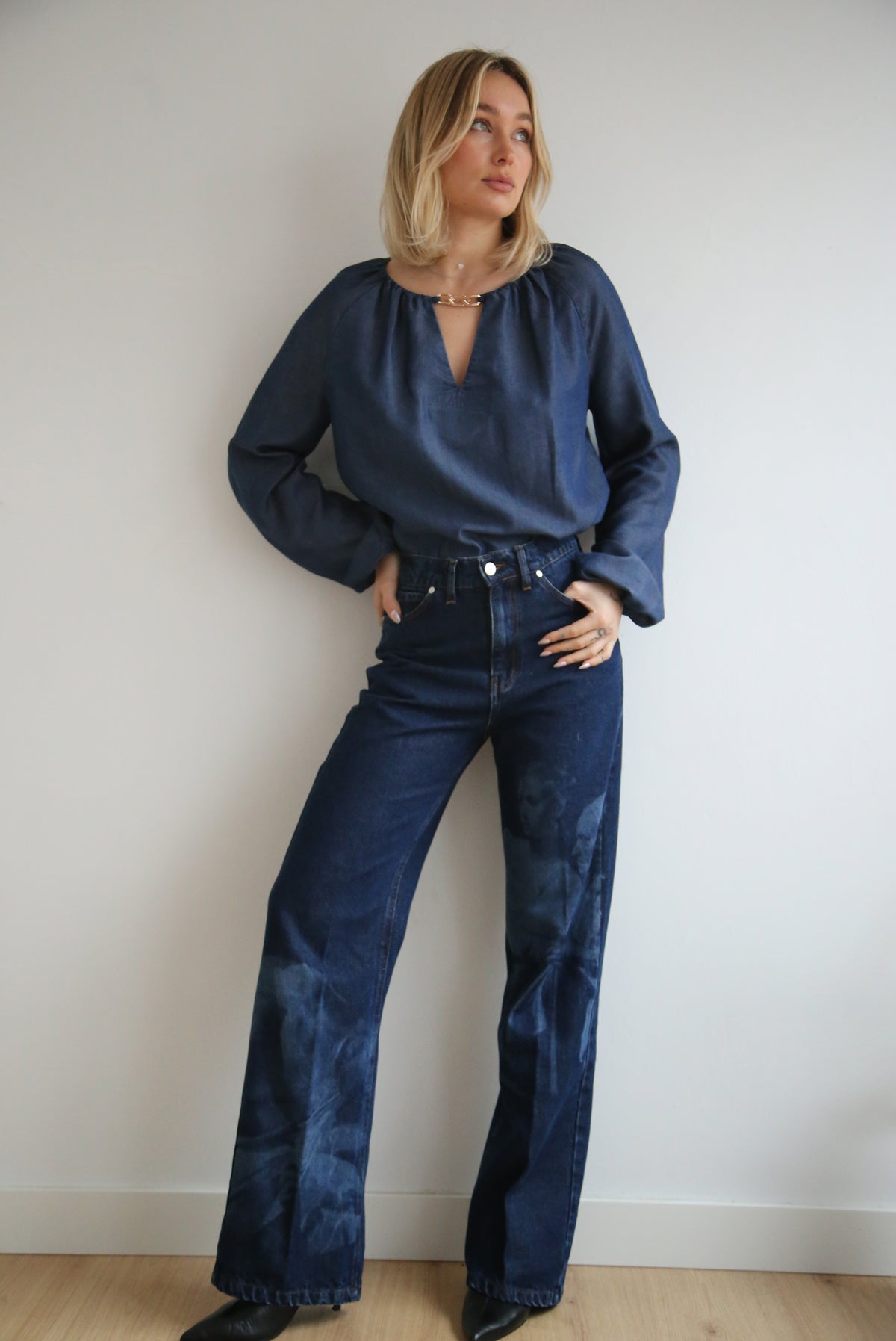 Pantalon Wide Leg, denim oscuro, grabado láser.