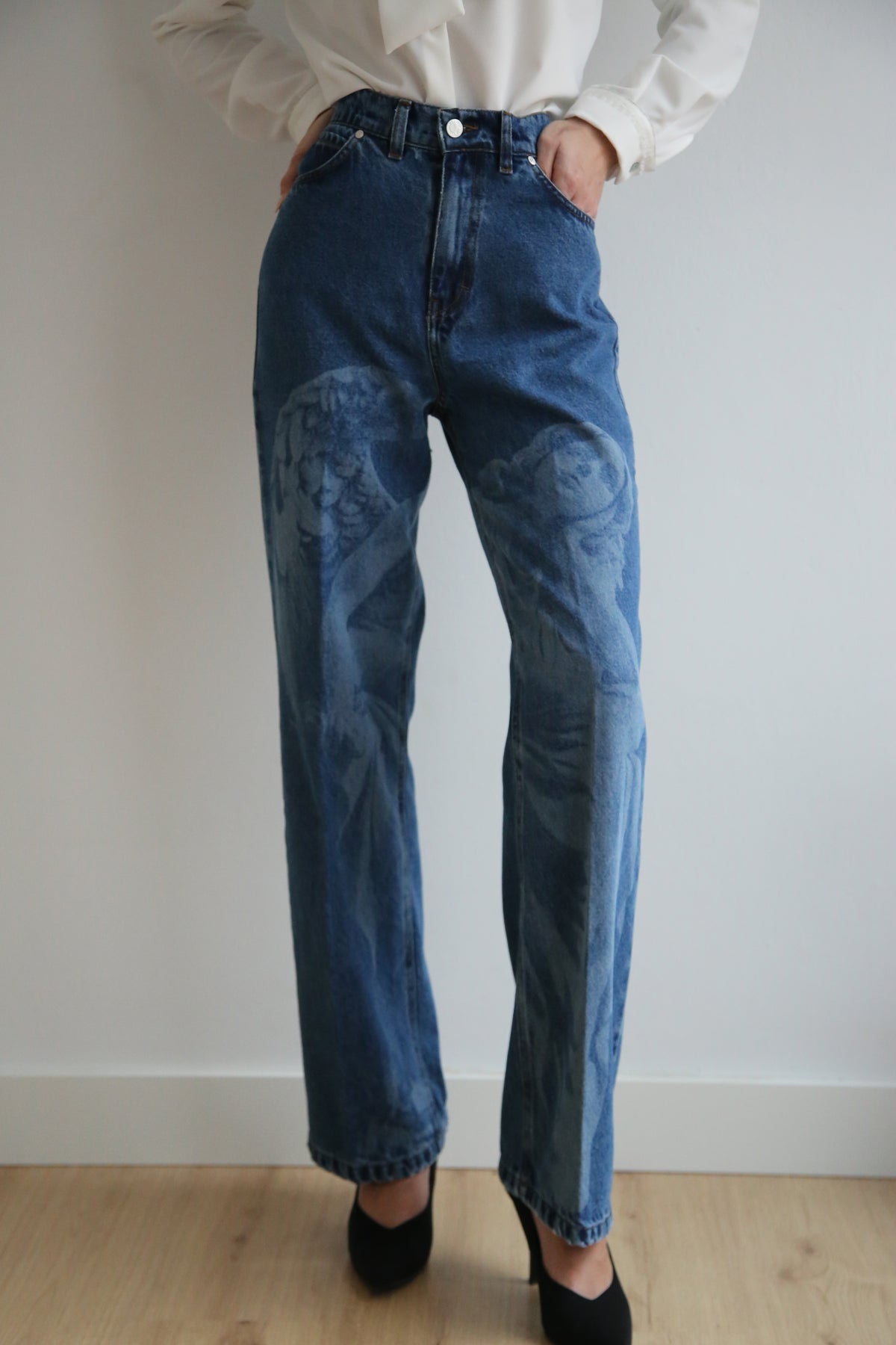 PantaIon lavado láser, dibujo figurativo, denim corte wide leg.