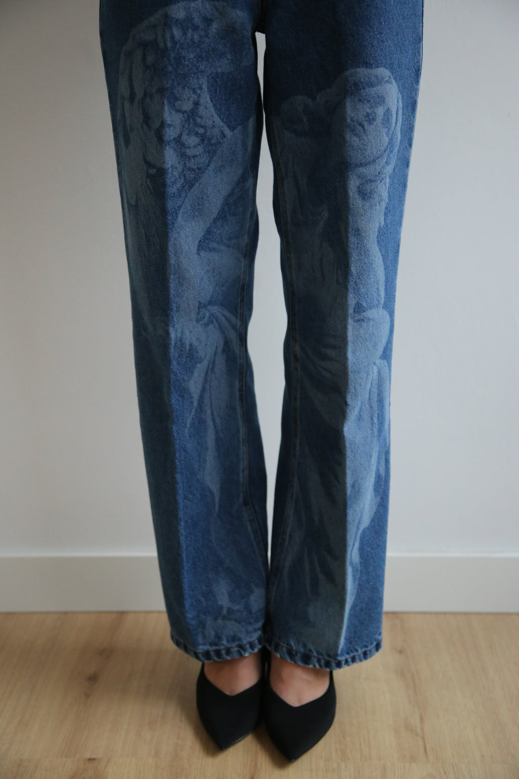 PantaIon lavado láser, dibujo figurativo, denim corte wide leg.