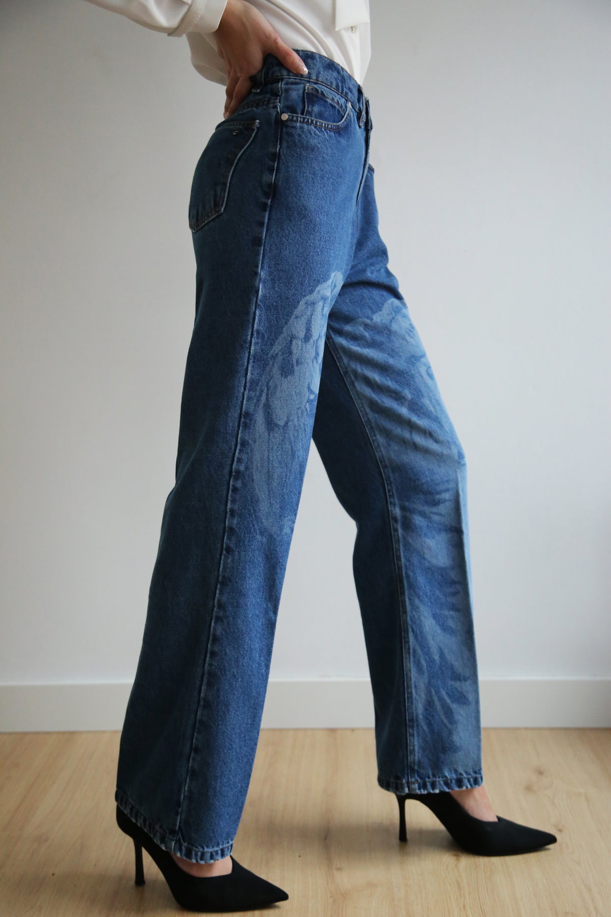 PantaIon lavado láser, dibujo figurativo, denim corte wide leg.