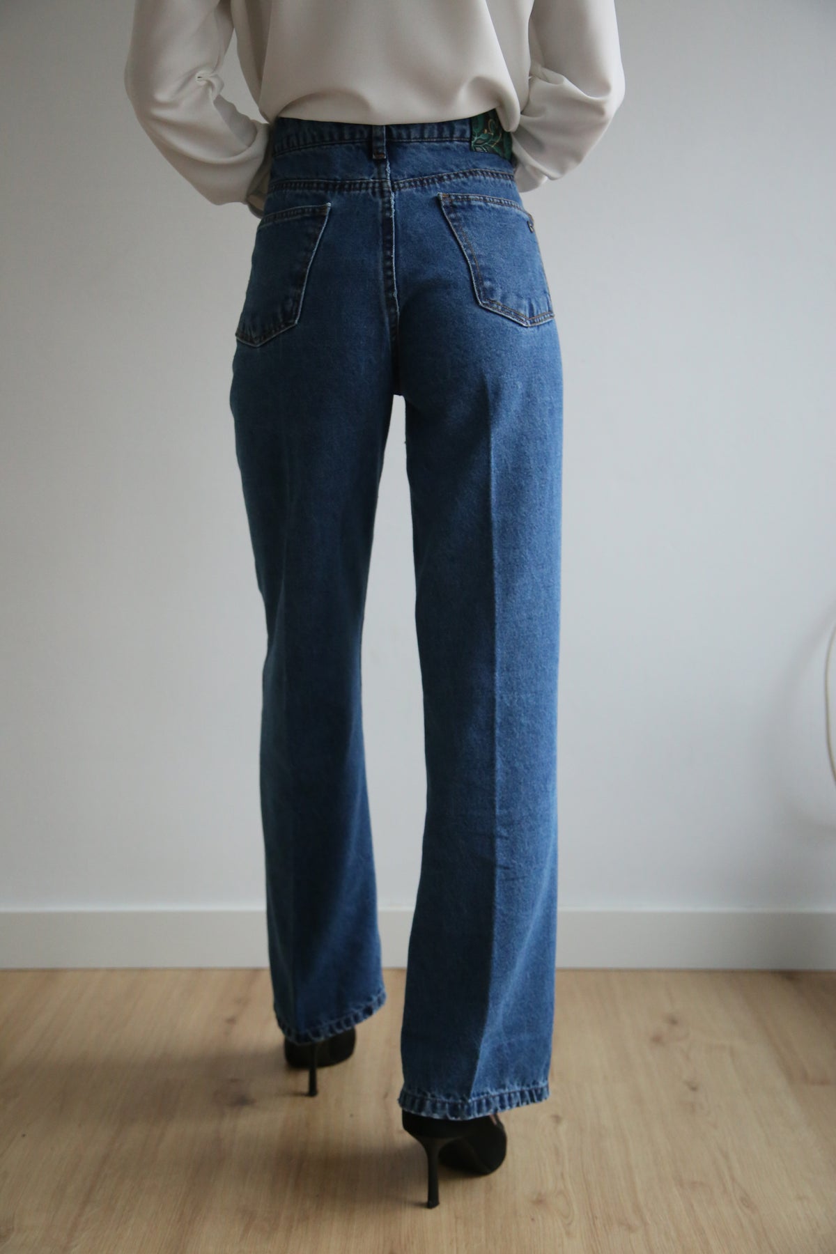 PantaIon lavado láser, dibujo figurativo, denim corte wide leg.