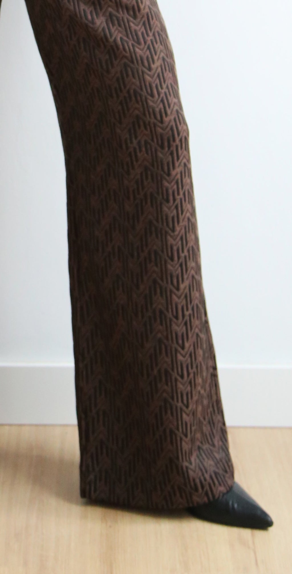 Pantalón estilo relaxed, estampado geométrico , cintura elástica adaptable, pernera ancha fluida, tiro alto.