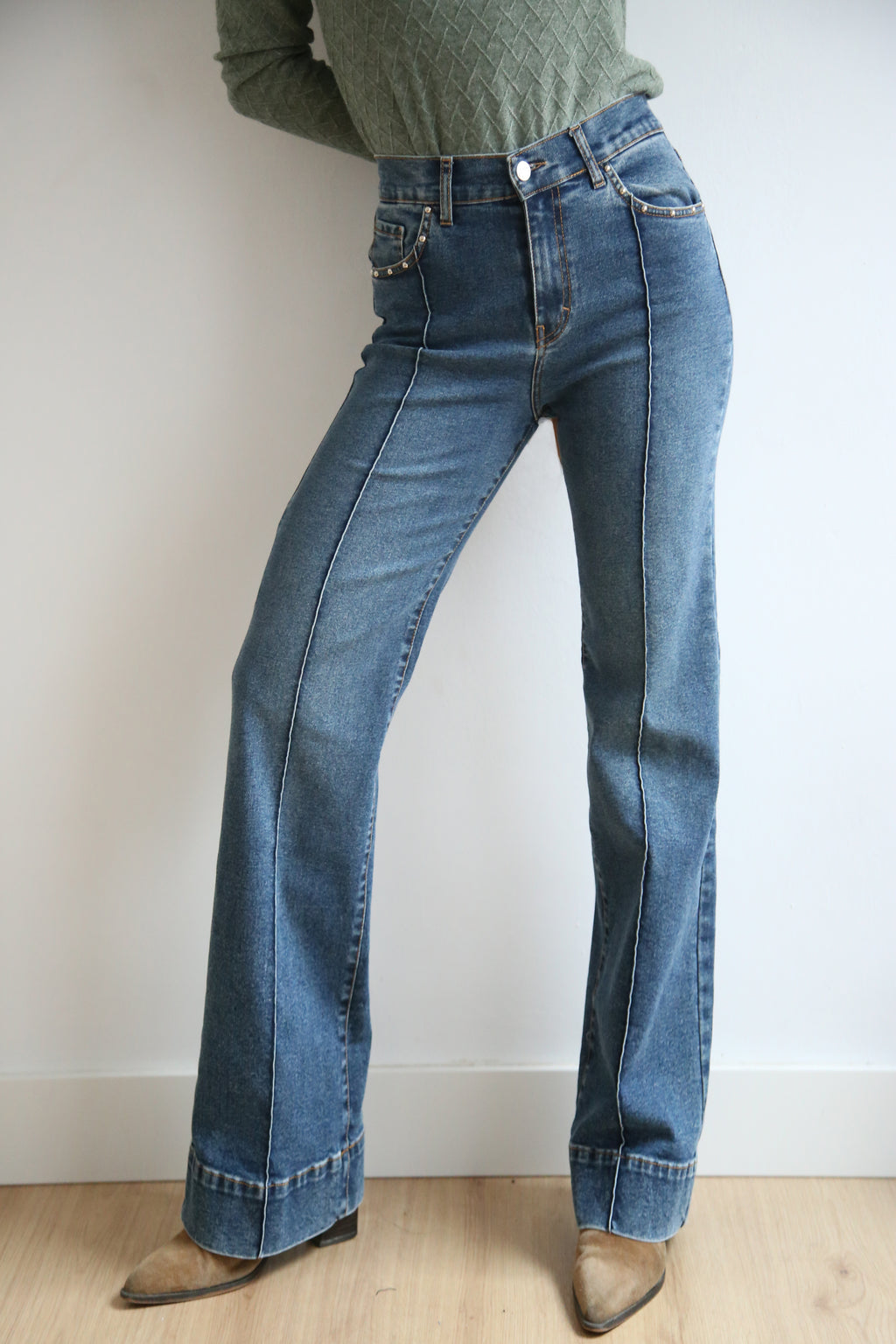Pantalón denim, tachuelas, corte flare, denim elástico.