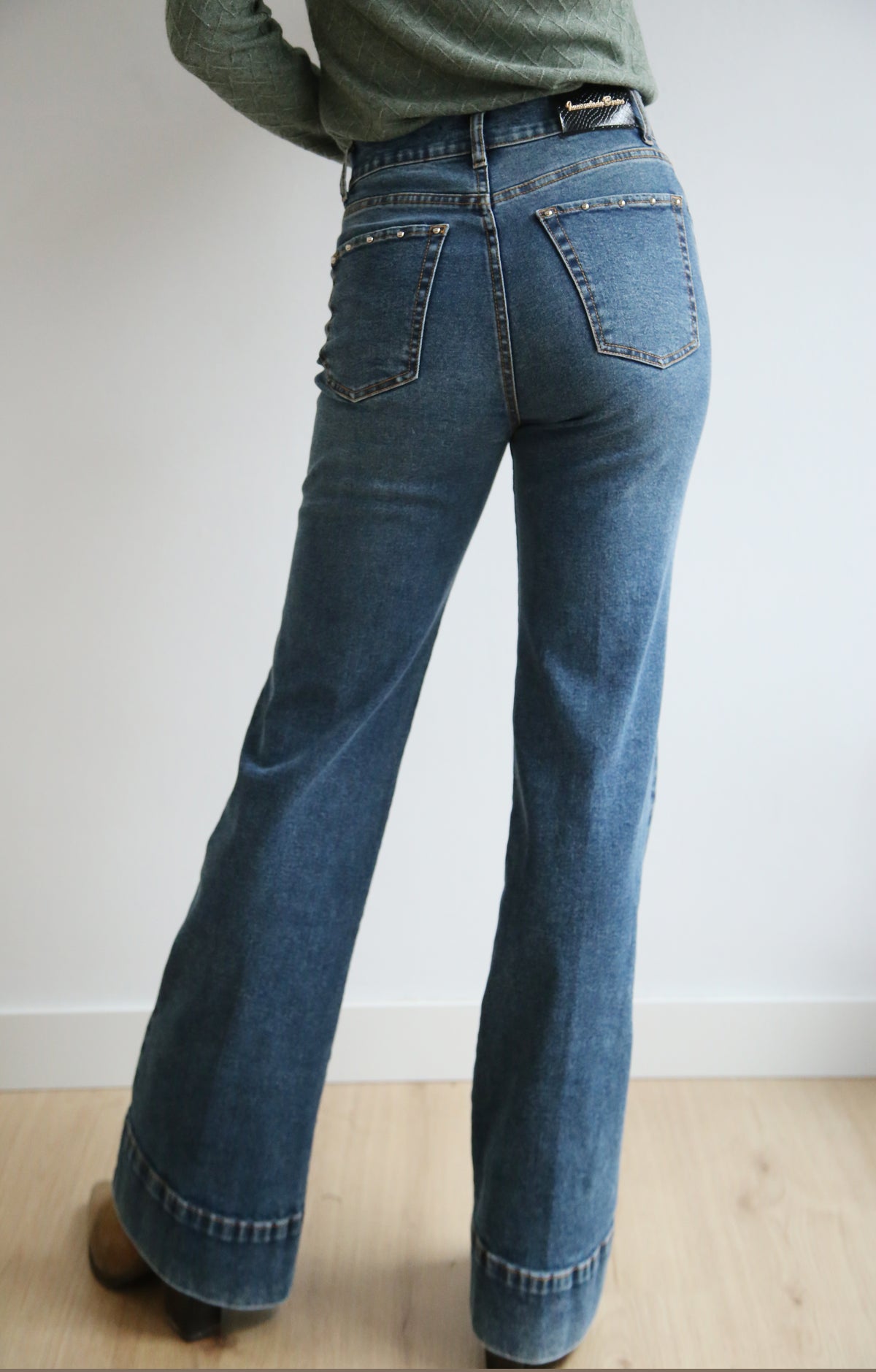 Pantalón denim, tachuelas, corte flare, denim elástico.