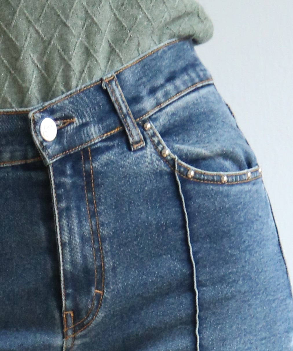 Pantalón denim, tachuelas, corte flare, denim elástico.