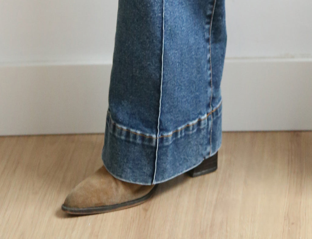 Pantalón denim, tachuelas, corte flare, denim elástico.