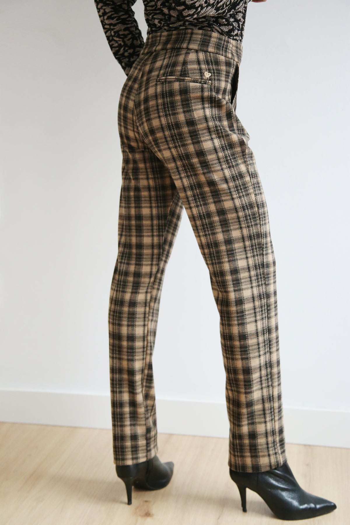 Pantalón cuadros , punto Jacquard, cintura Iimpia, corté recto
