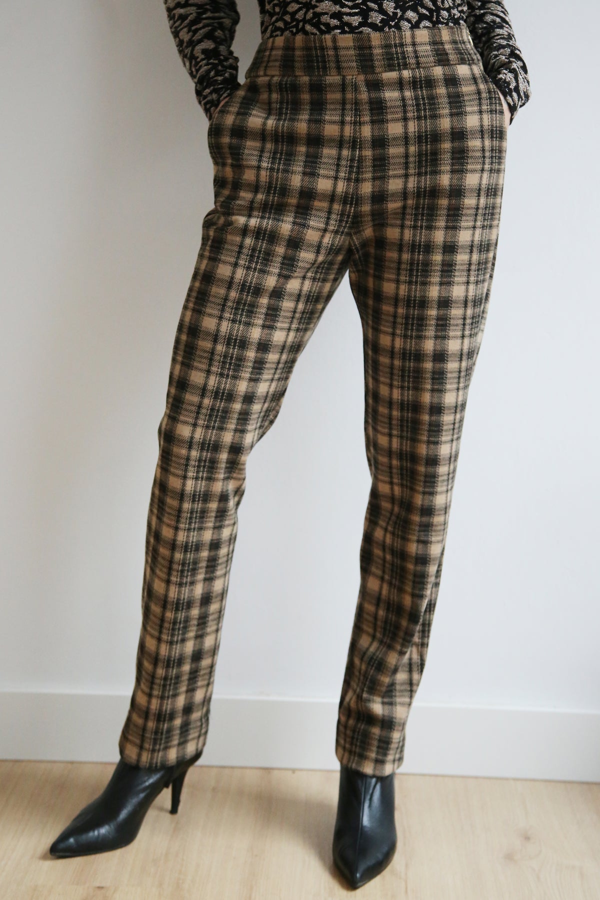 Pantalón cuadros , punto Jacquard, cintura Iimpia, corté recto