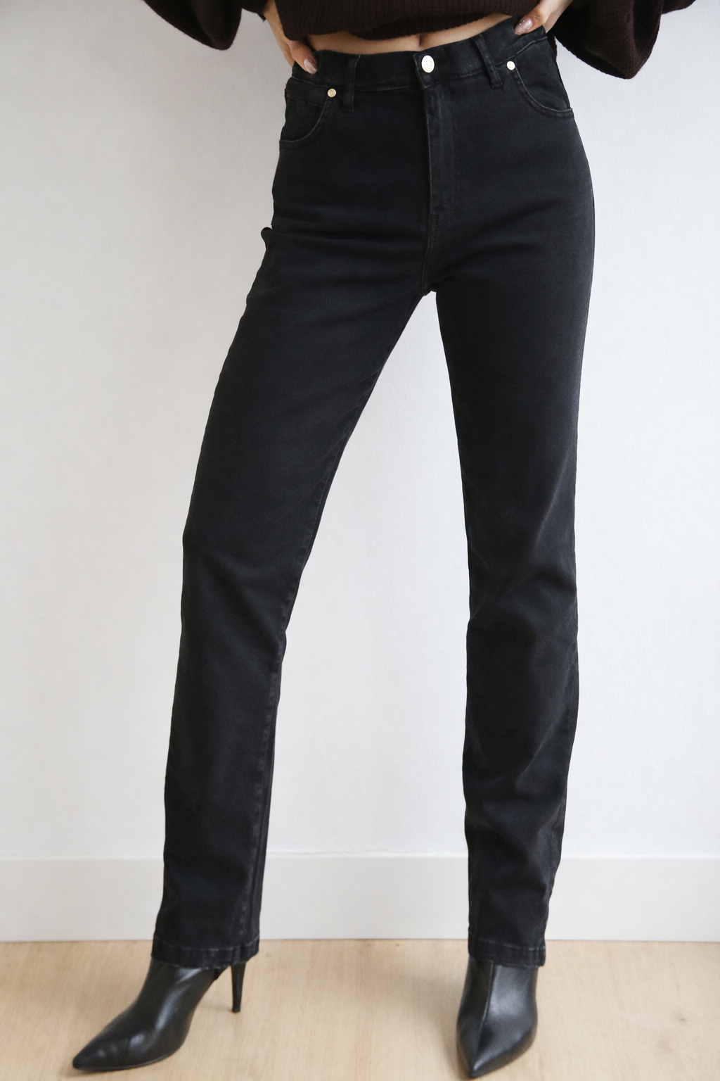 Pantalón denim black elástico, cintura con goma.
