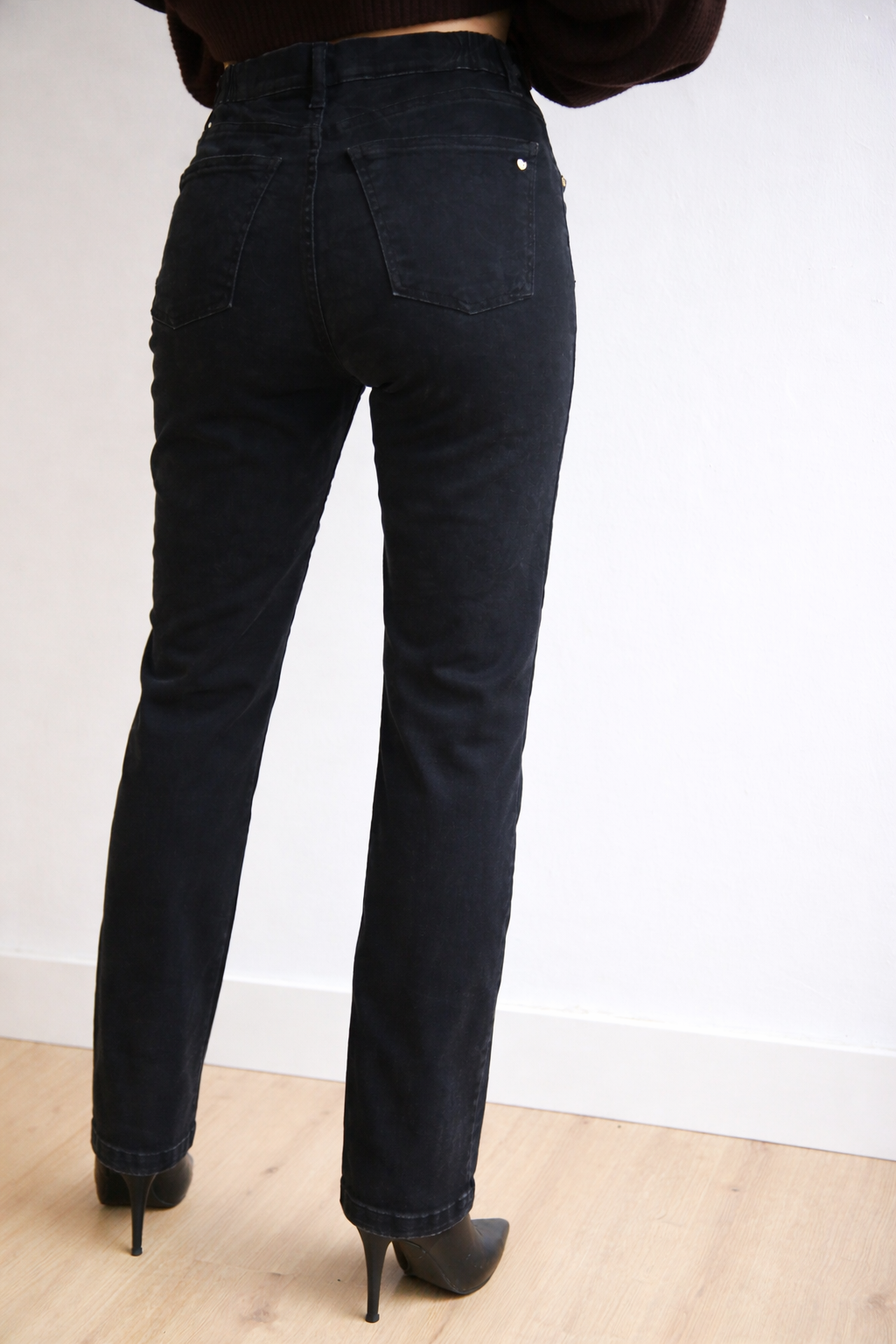 Pantalón denim black elástico, cintura con goma.