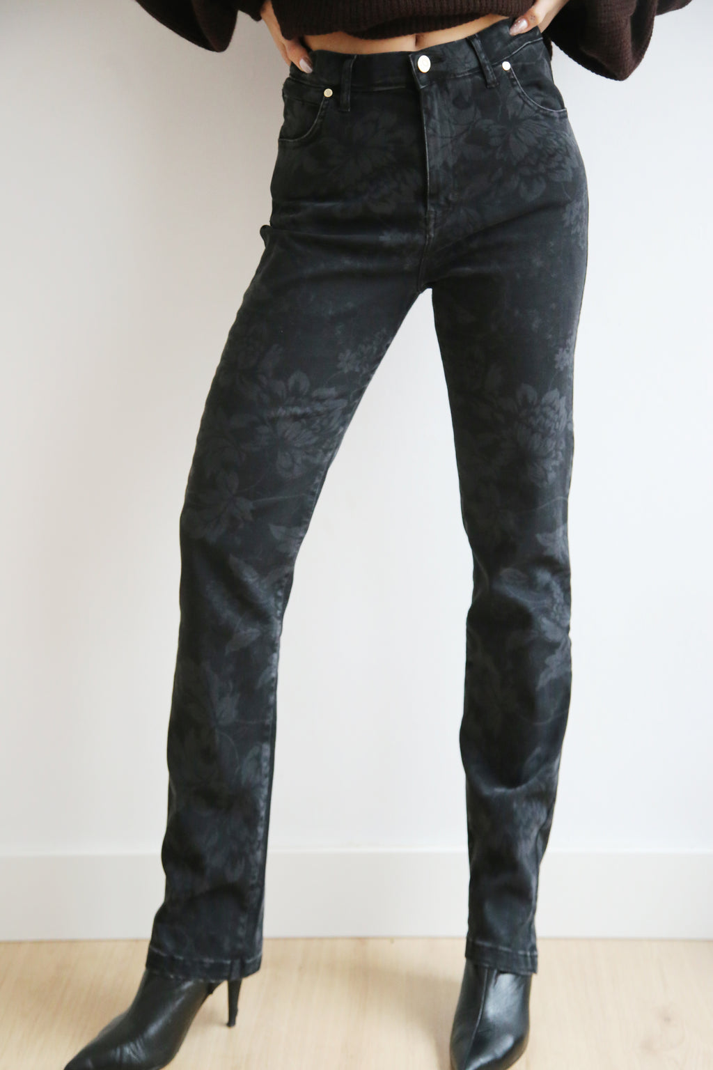 Pantalón flores láser, denim black elástico, cintura con goma.