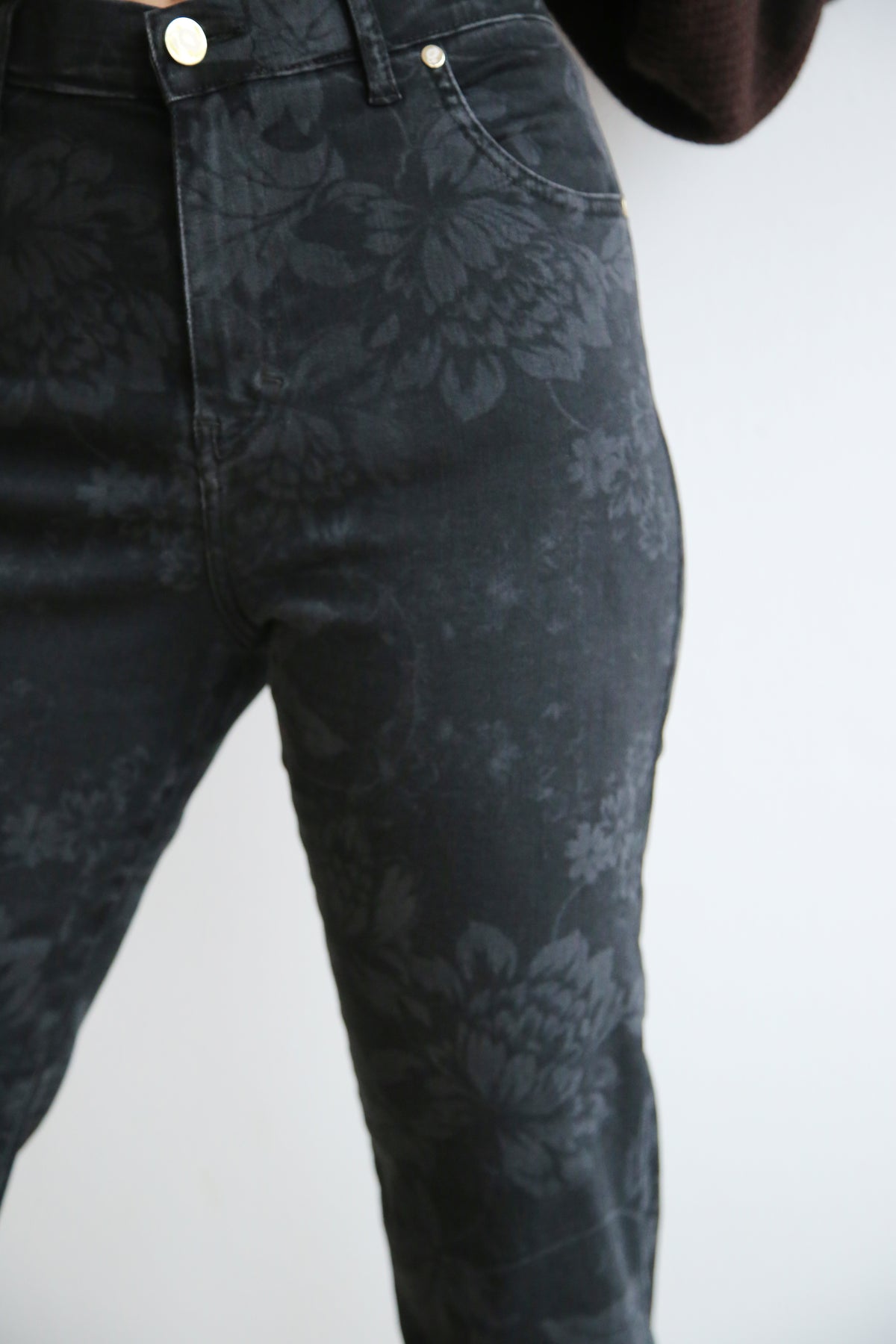 Pantalón flores láser, denim black elástico, cintura con goma.