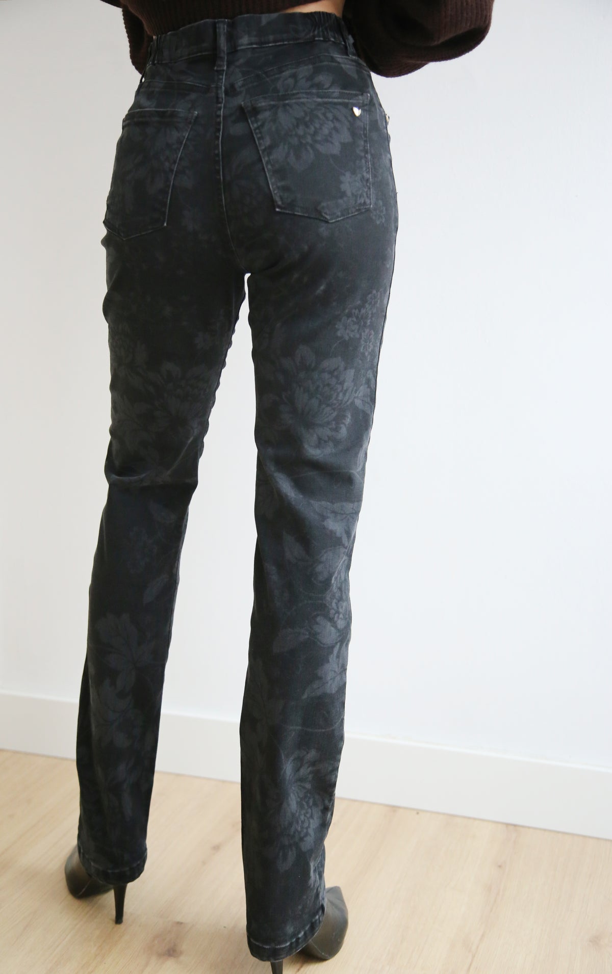 Pantalón flores láser, denim black elástico, cintura con goma.