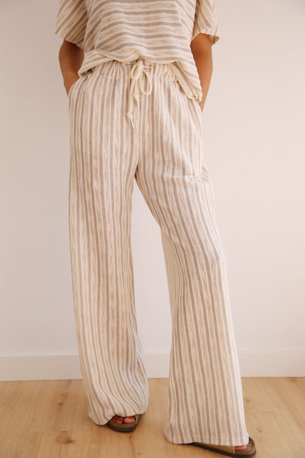 Pantalón ancho con goma y cordón