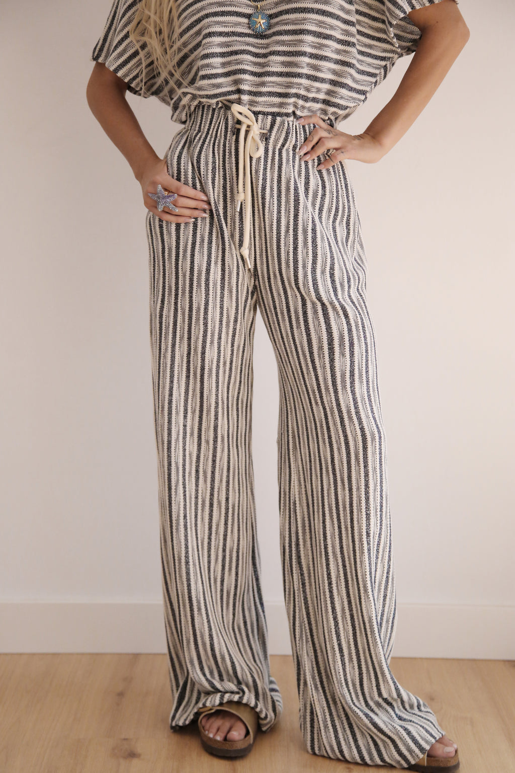 Pantalón ancho con goma y cordón