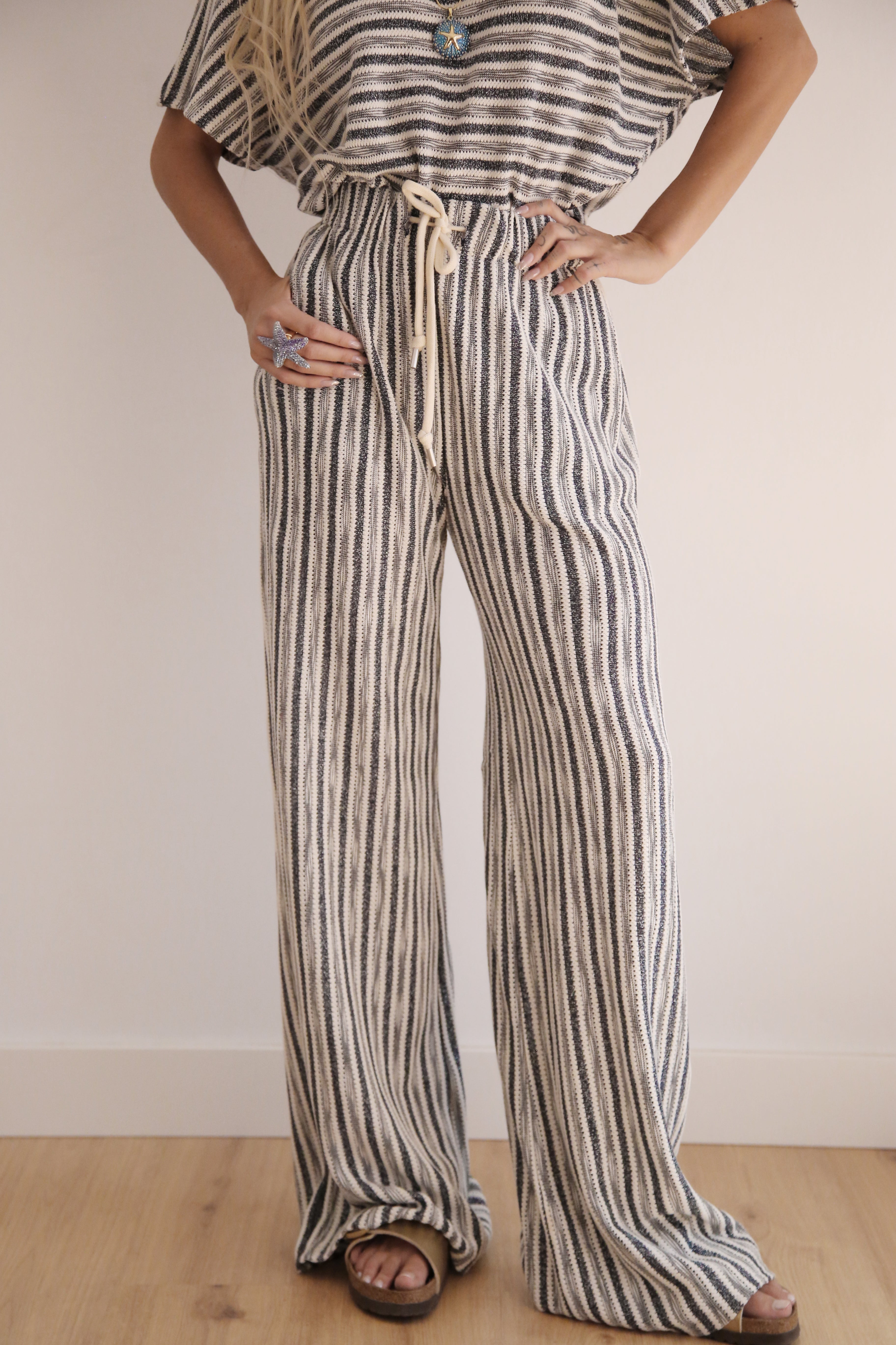 Pantalón ancho con goma y cordón