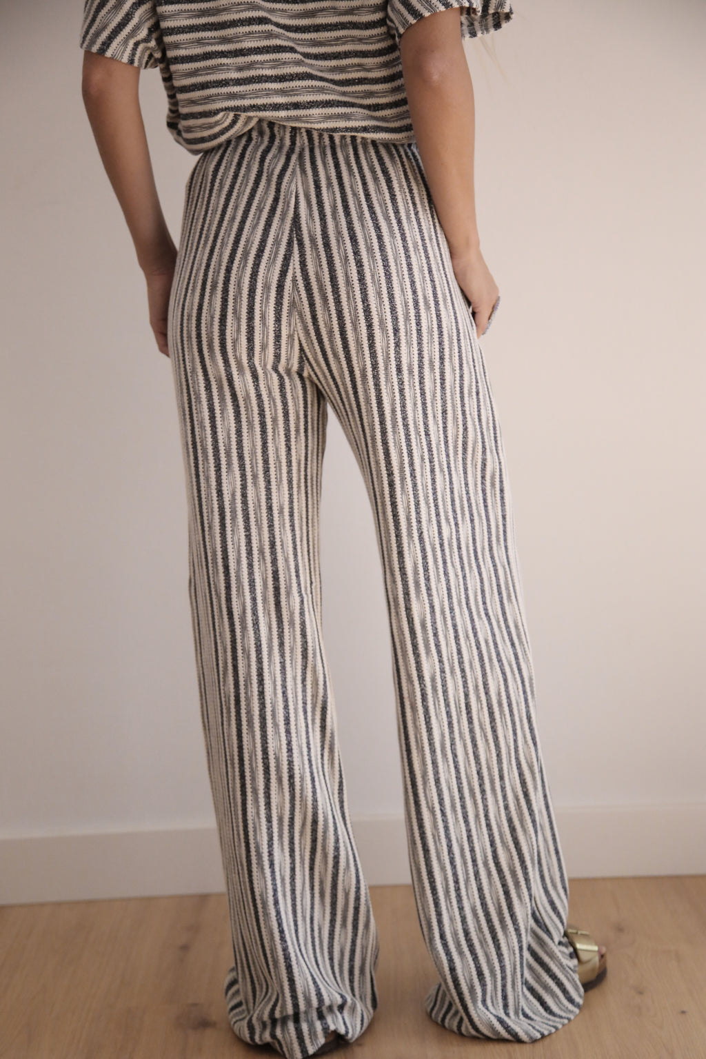 Pantalón ancho con goma y cordón