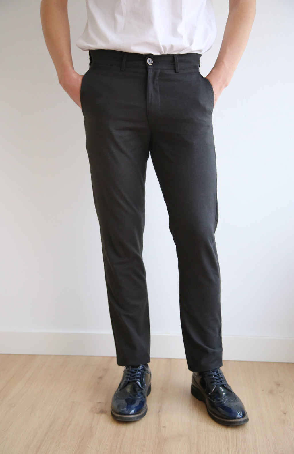 Pantalón chino levemente ajustado, slim fit hombre, microestructura, algodón elástico.