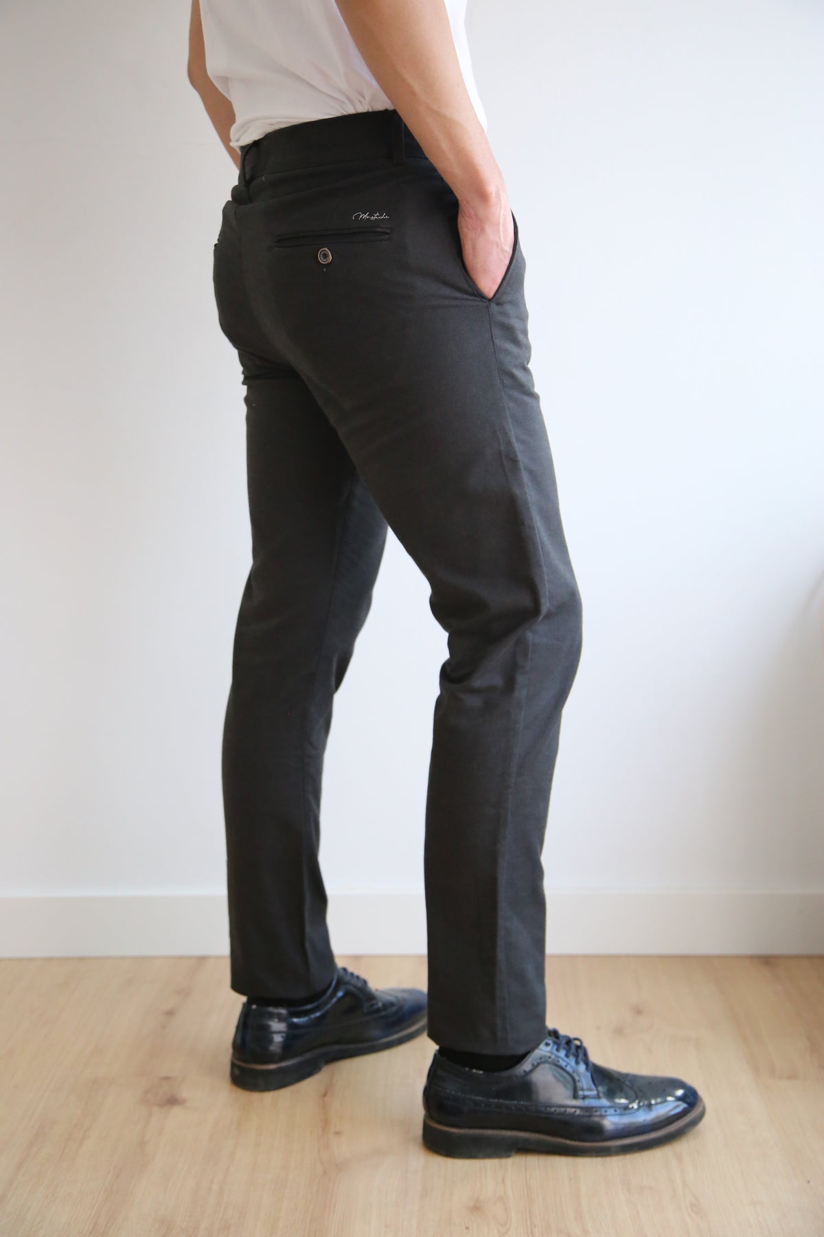 Pantalón chino levemente ajustado, slim fit hombre, microestructura, algodón elástico.