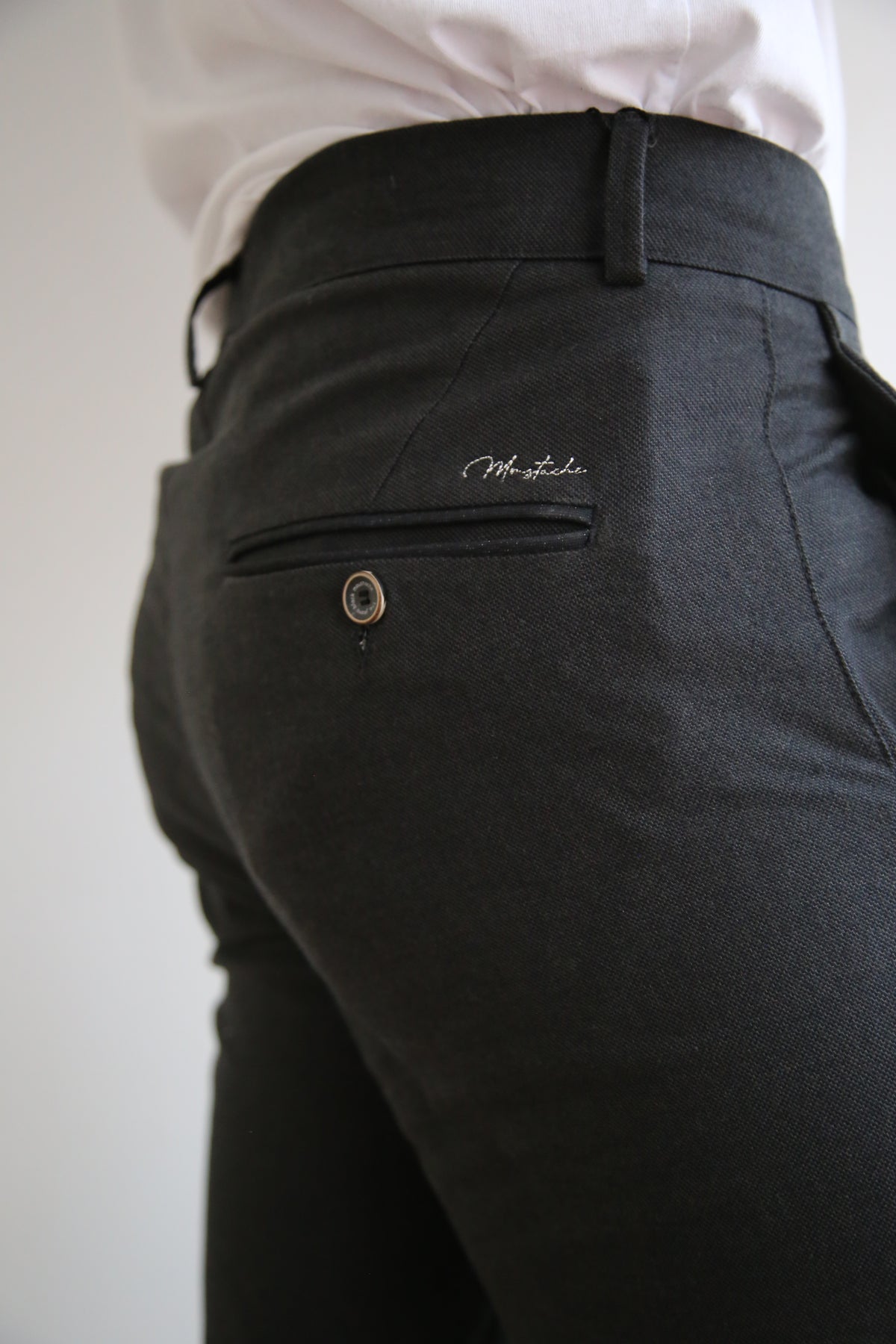 Pantalón chino levemente ajustado, slim fit hombre, microestructura, algodón elástico.