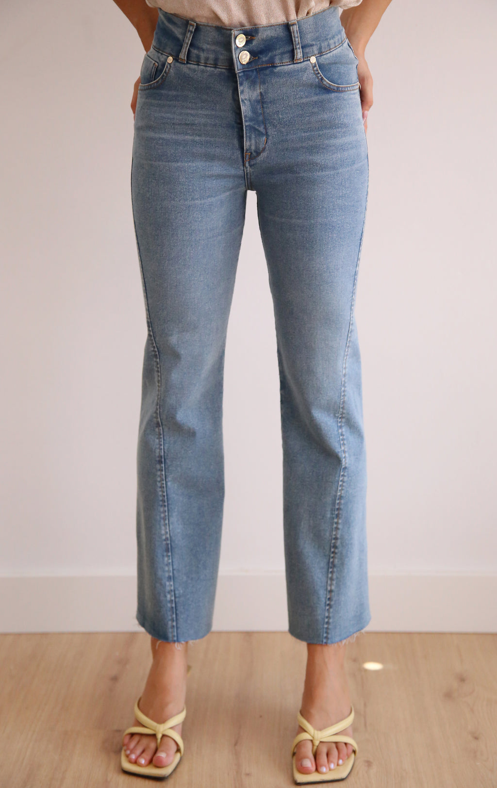 Pantalón de tiro alto con corte flare
