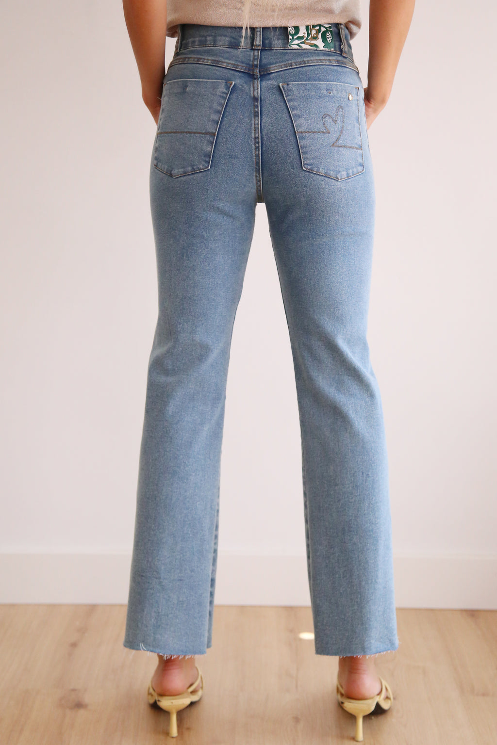 Pantalón de tiro alto con corte flare
