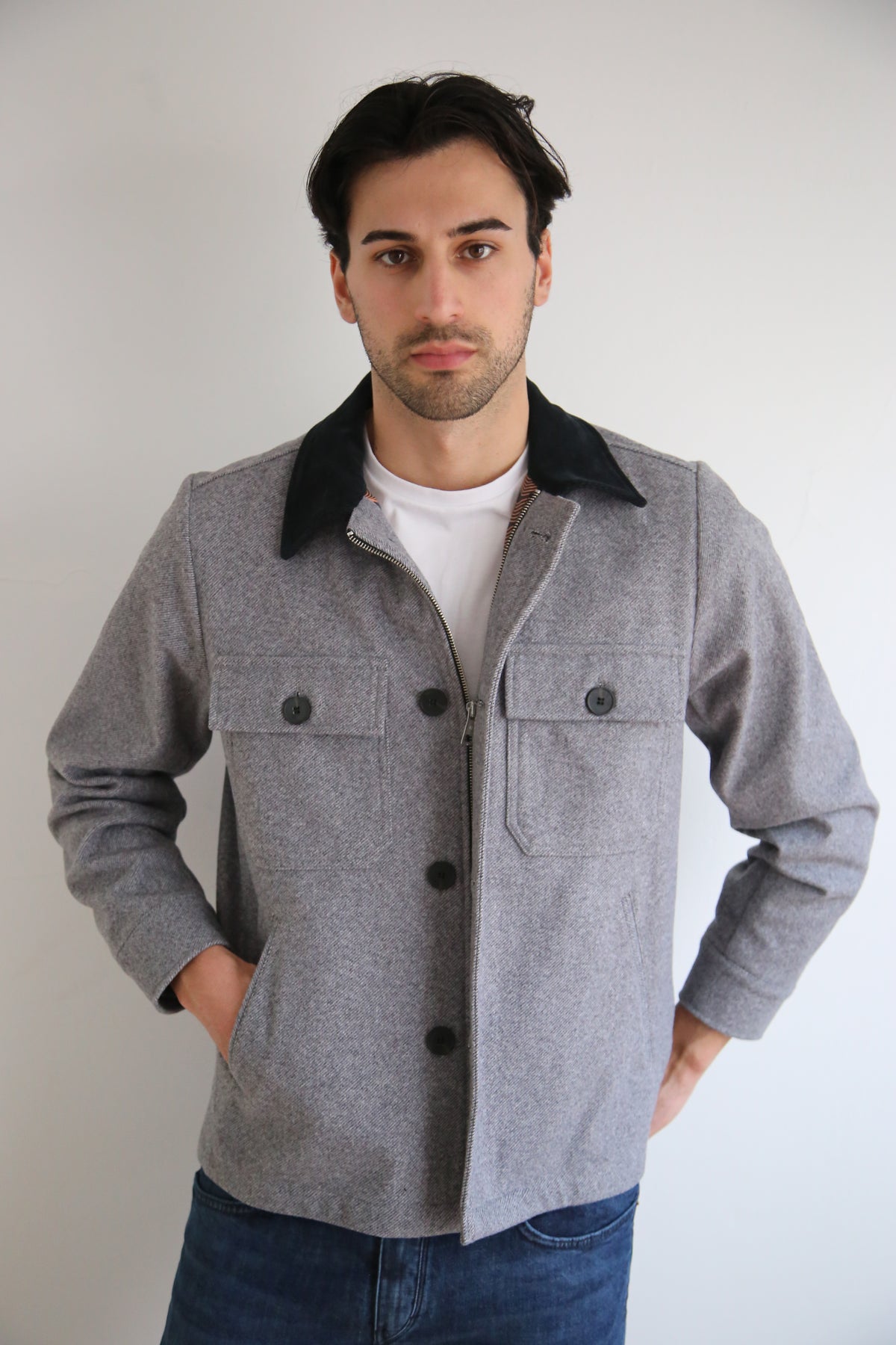 Chaqueta estilo work, cazadora de paño, bolsillos de plastrón, cierre mixto, diseño estructurado.