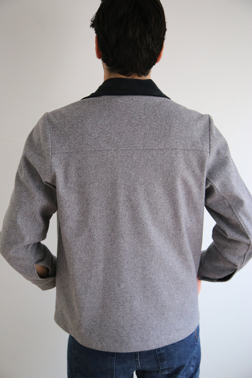 Chaqueta estilo work, cazadora de paño, bolsillos de plastrón, cierre mixto, diseño estructurado.