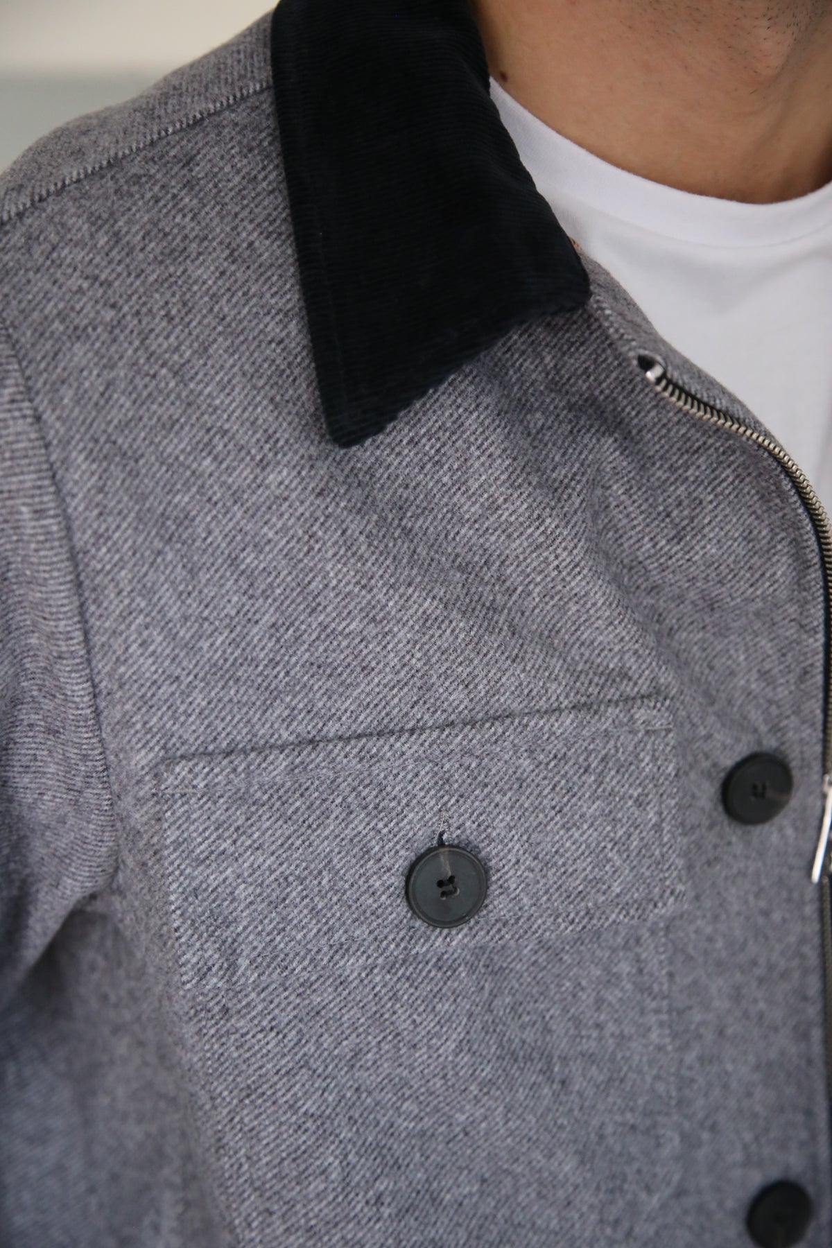 Chaqueta estilo work, cazadora de paño, bolsillos de plastrón, cierre mixto, diseño estructurado.