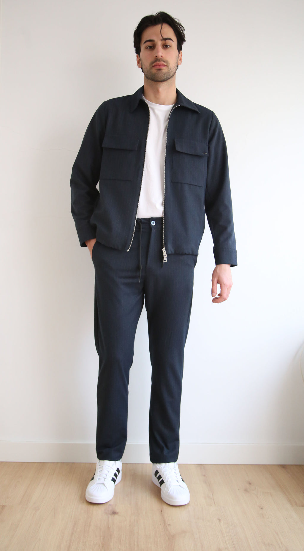 Sobrecamisa estilo worker, bolsillos de plastrón, cierre cremallera doble.