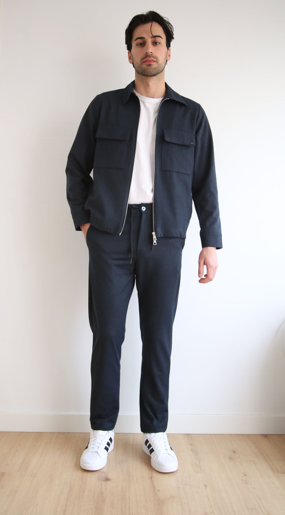 Sobrecamisa estilo worker, bolsillos de plastrón, cierre cremallera doble.