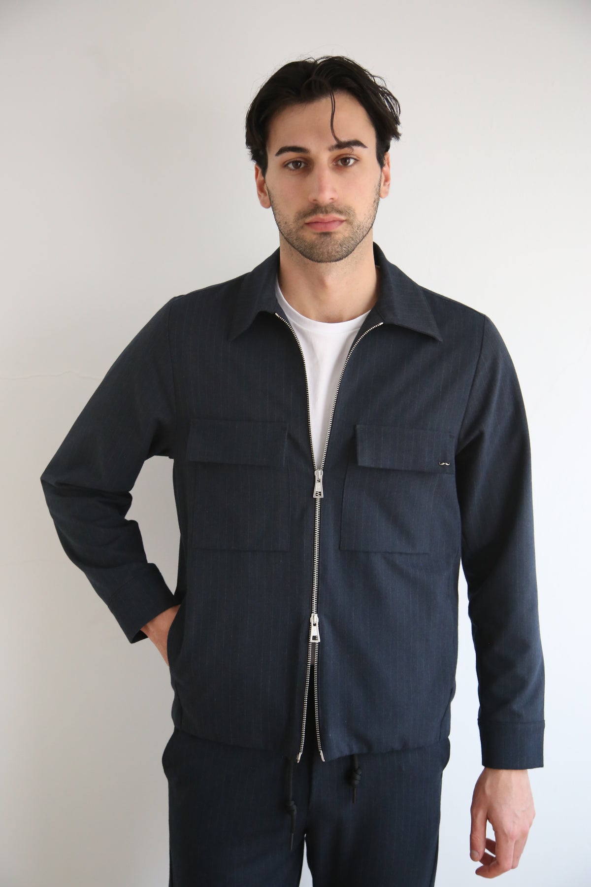 Sobrecamisa estilo worker, bolsillos de plastrón, cierre cremallera doble.