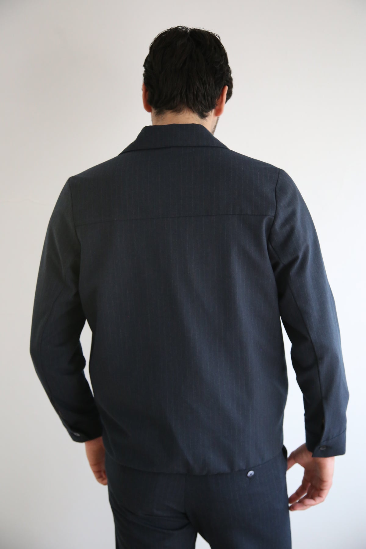 Sobrecamisa estilo worker, bolsillos de plastrón, cierre cremallera doble.