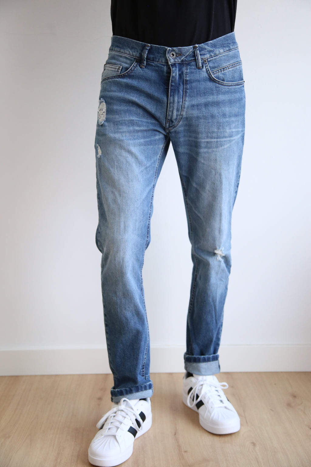 Vaquero recto, regular fit hombre, detalles rotos, denim desgastado.5 bolsillos