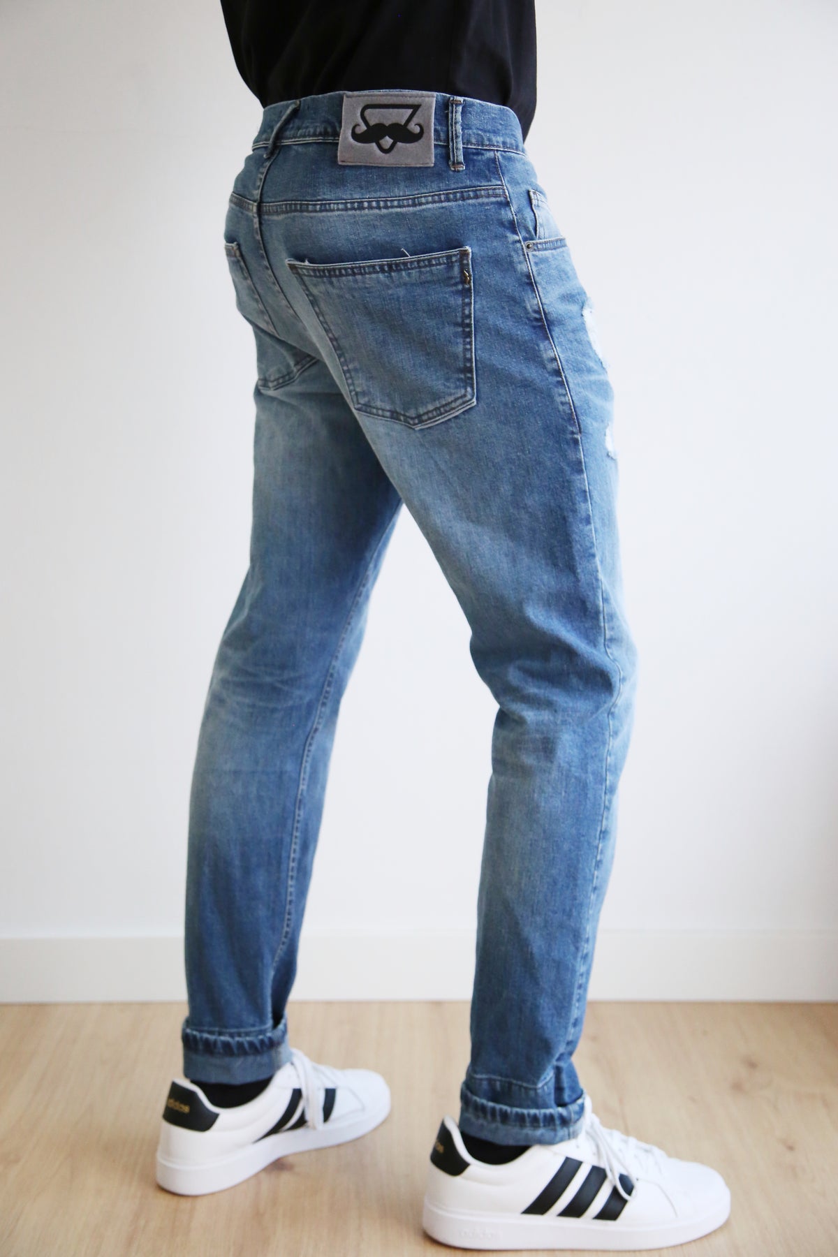 Vaquero recto, regular fit hombre, detalles rotos, denim desgastado.5 bolsillos