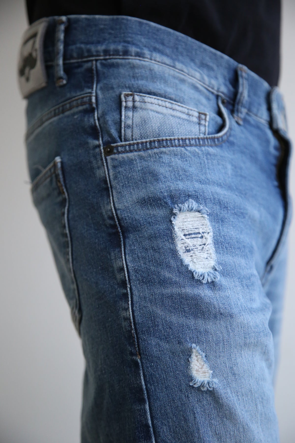 Vaquero recto, regular fit hombre, detalles rotos, denim desgastado.5 bolsillos
