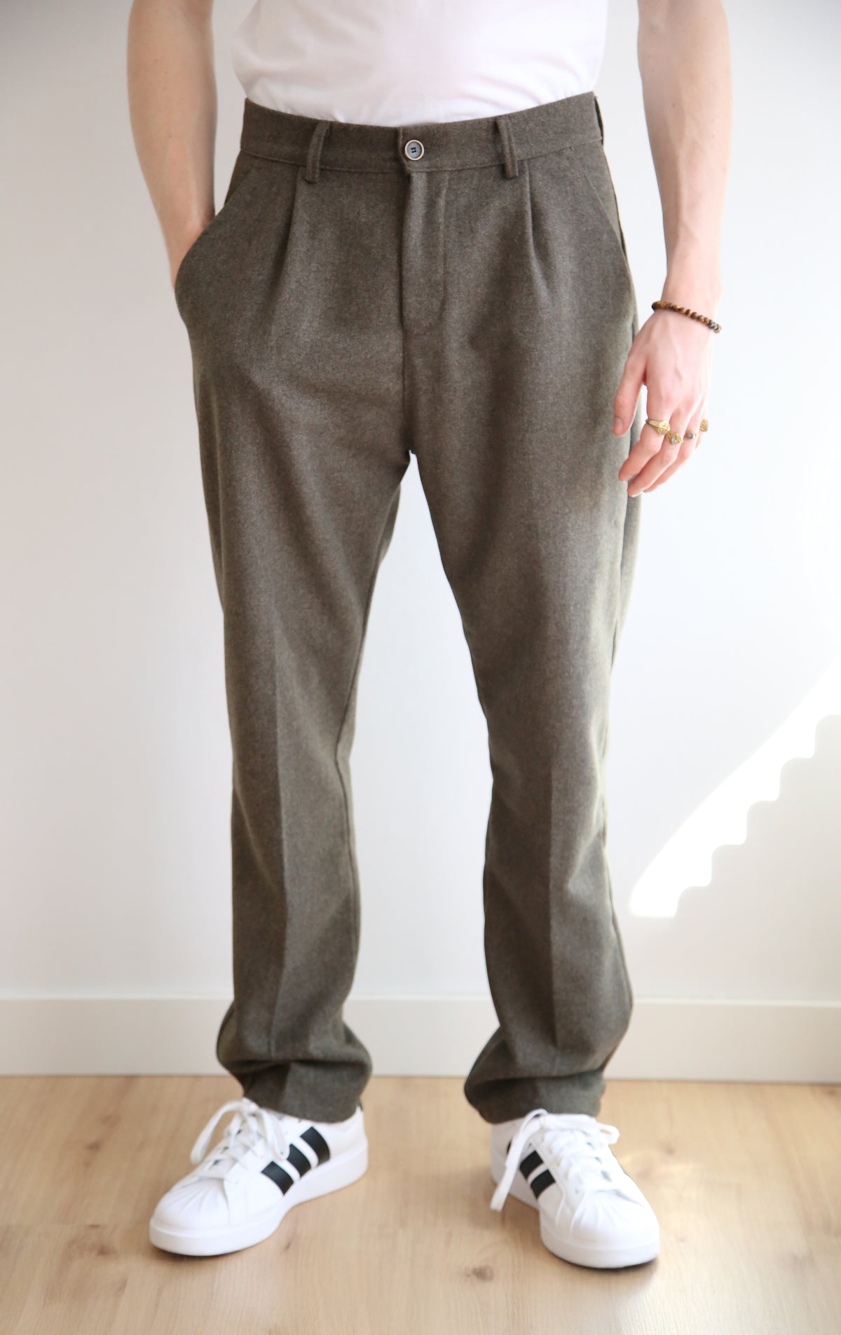 Pantalón chino de pinzas, corte recto, regular loose fit hombre, lana premium, estilo heritagel.