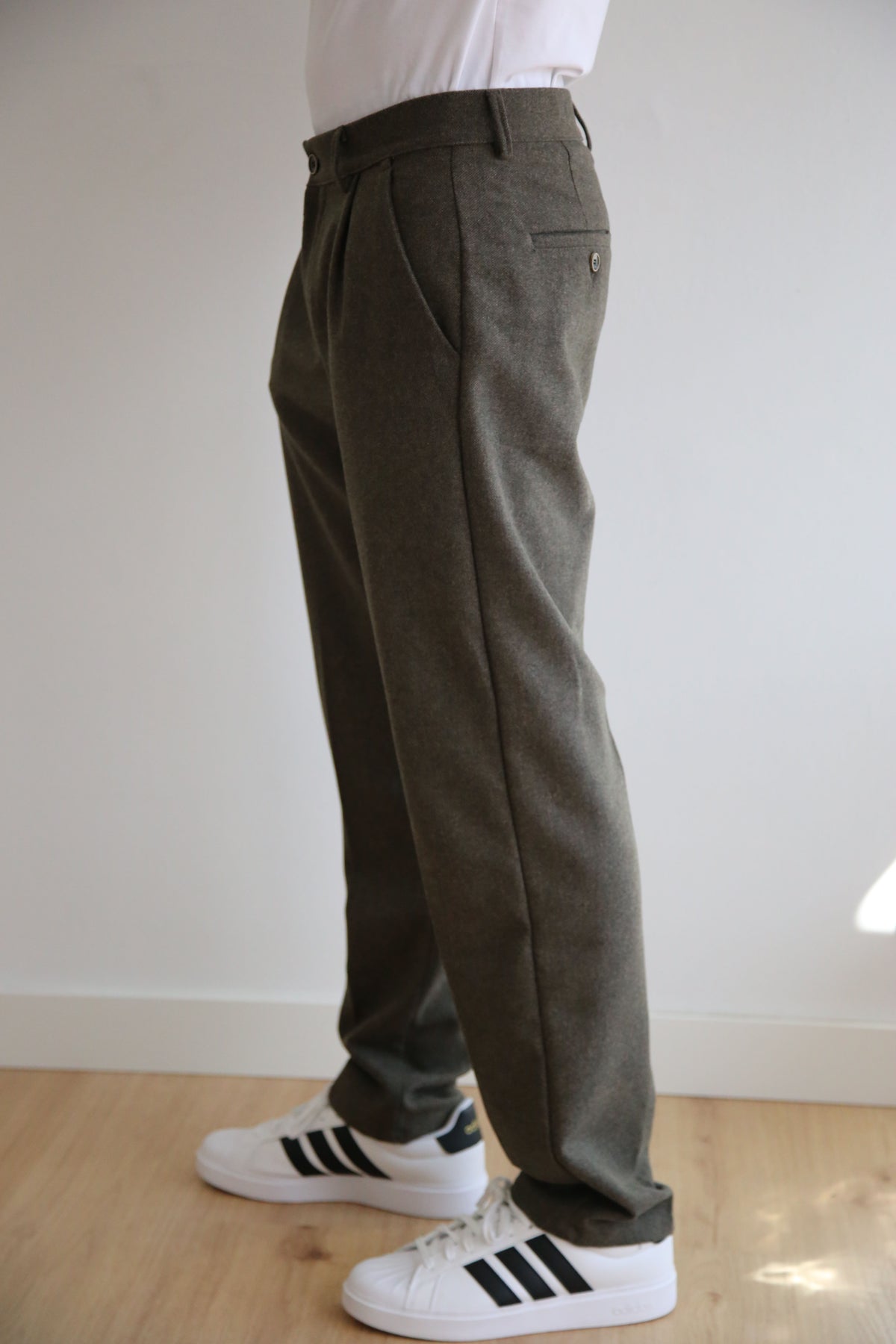 Pantalón chino de pinzas, corte recto, regular loose fit hombre, lana premium, estilo heritagel.