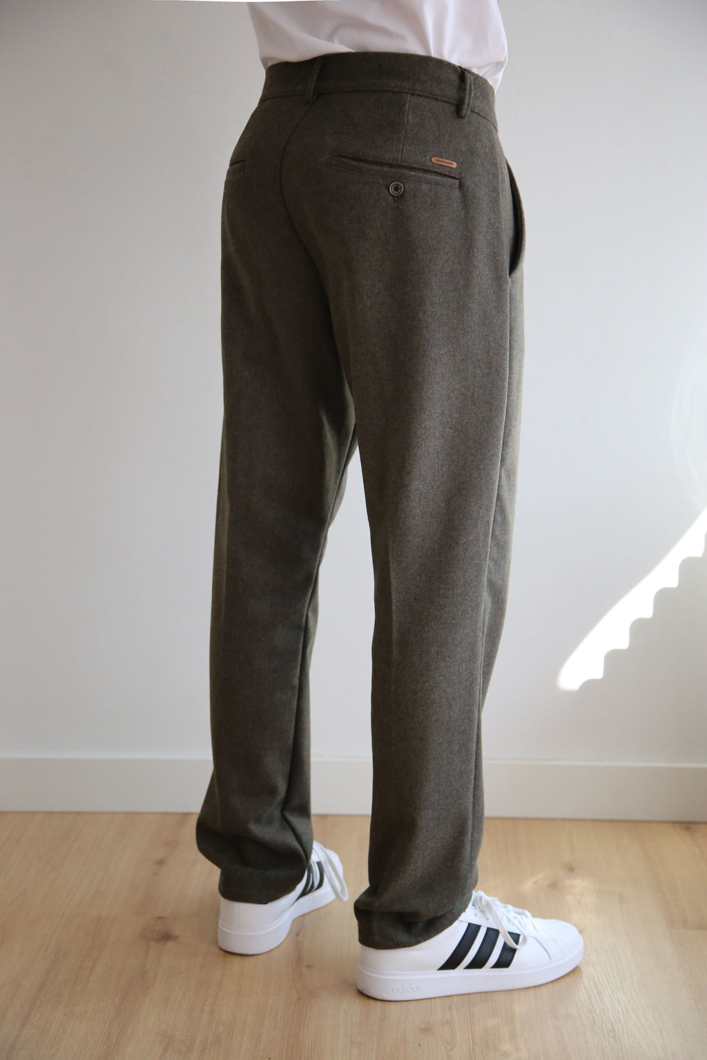 Pantalón chino de pinzas, corte recto, regular loose fit hombre, lana premium, estilo heritagel.
