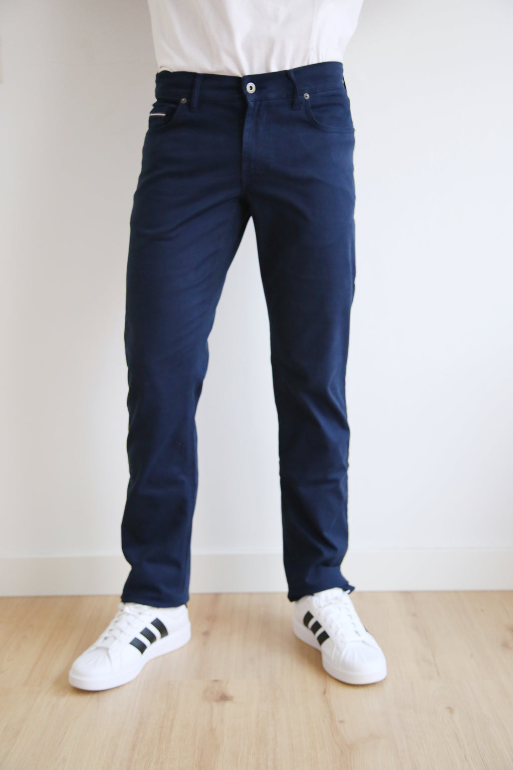 Pantalón 5 bolsillos de corte regular.