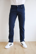 Pantalón 5 bolsillos de corte regular.
