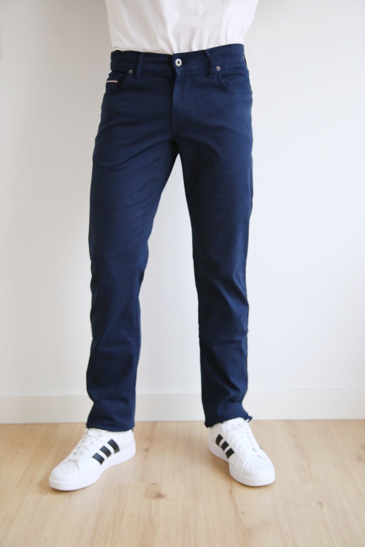Pantalón 5 bolsillos de corte regular.