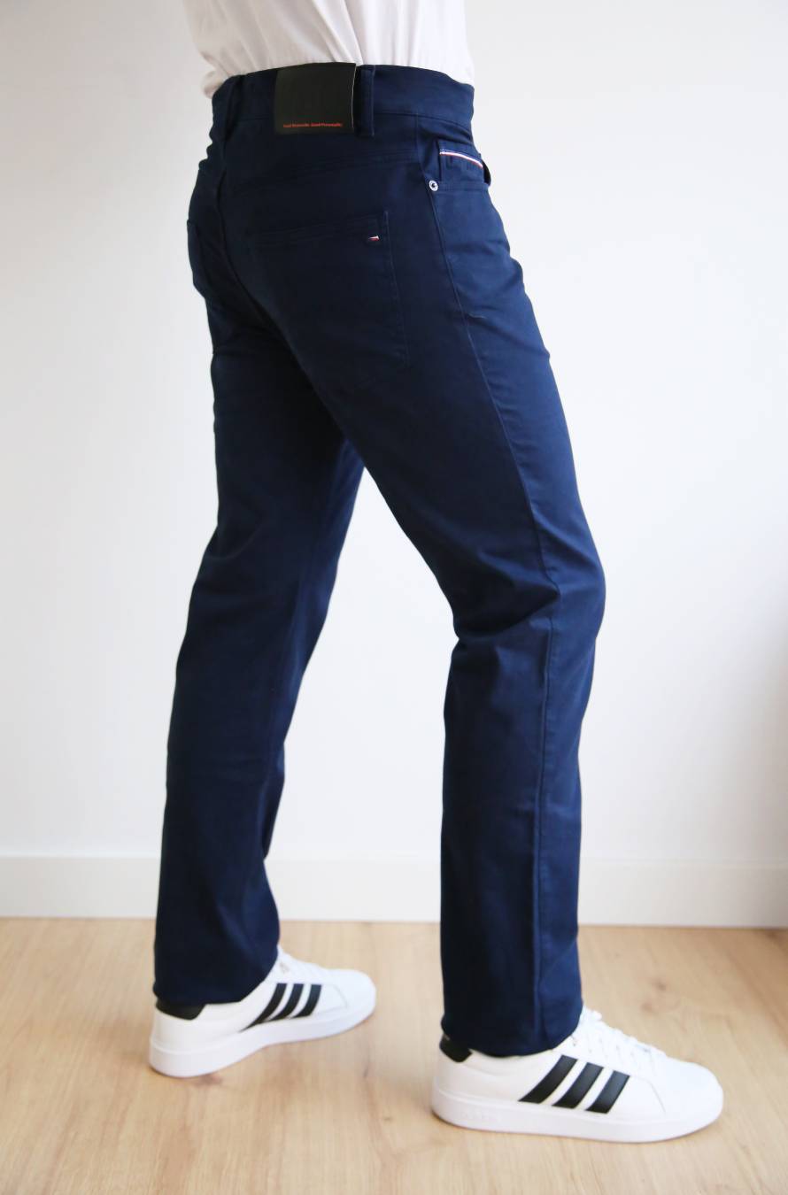 Pantalón 5 bolsillos de corte regular.