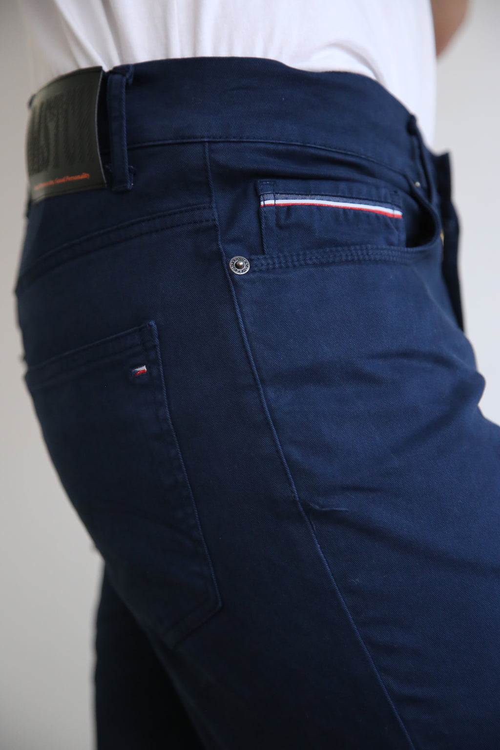 Pantalón 5 bolsillos de corte regular.
