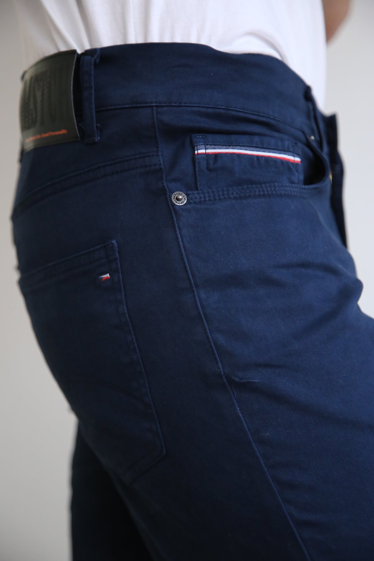 Pantalón 5 bolsillos de corte regular.