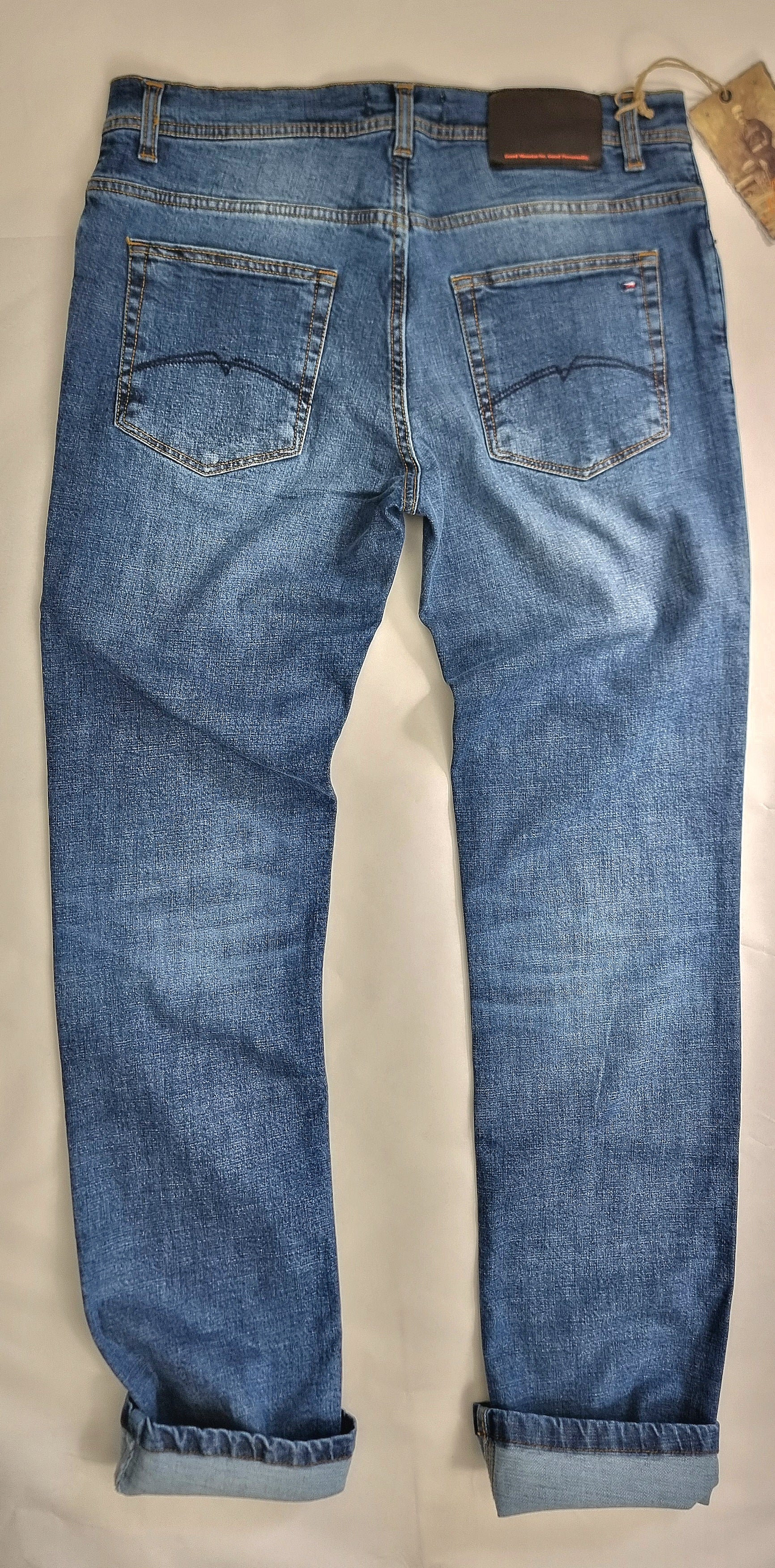 Pantalón cinco bolsillos de corte Regular.
